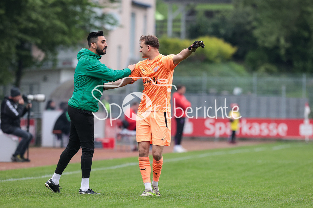 TSV Buchbach - FC Bayern Amateure | Buchbach Co-Trainer Yueksel ACIPINAR gibt Ludwig ZECH (TSV #1) anweisungen