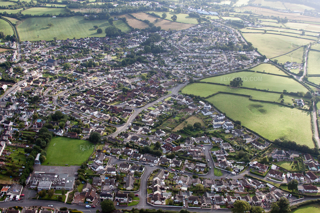 Aerial view: View of the town in Ipplepen in the state England, Great Britain. – Photo: IMG_19742.jpg taken on 07/25/2009 by Werner Riehm/FLY-FOTO.com – Resolution of the original: 4752 x 3168 px