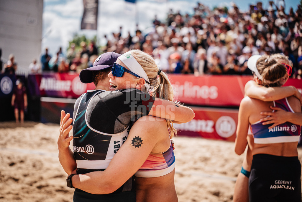 Beachvolleyball | Frauen | Allianz German Beach Tour 2025 | Tourstop Berlin | 24.08.2025 | v.l. Melanie Gernert, Anna Behlen liegen sich in den Armen nach dem Spiel