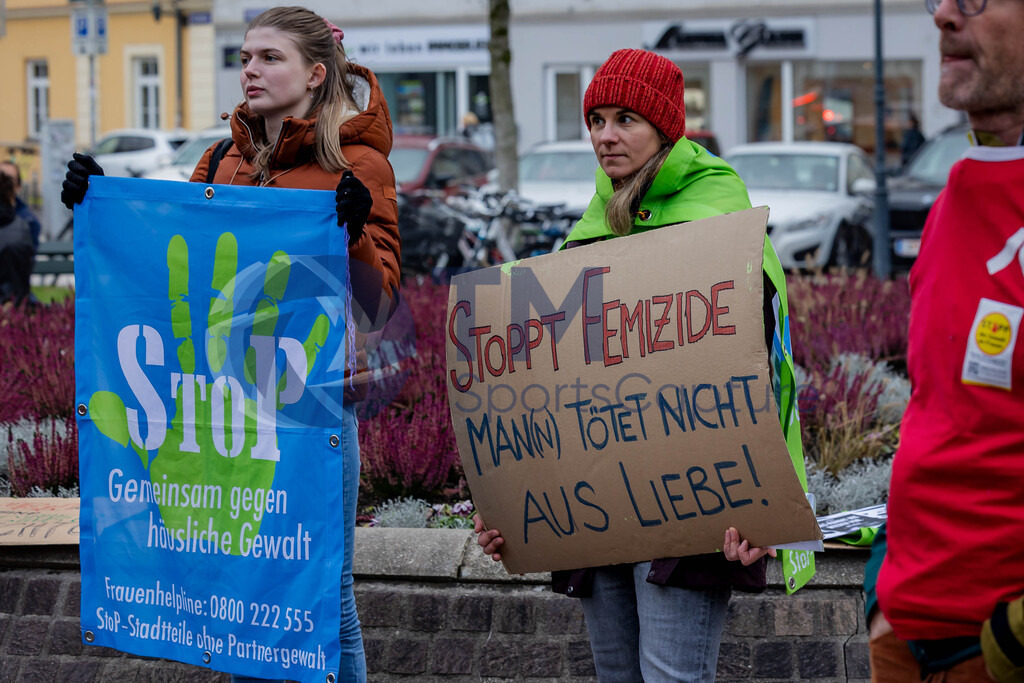 R06_1956 | 29.NOV.24-Protestmarsch gegen Gewalt-Copyright: Katholische Kirche Kärnten/Denk Dich Neu/Trainproduction/Matthias Trinkl