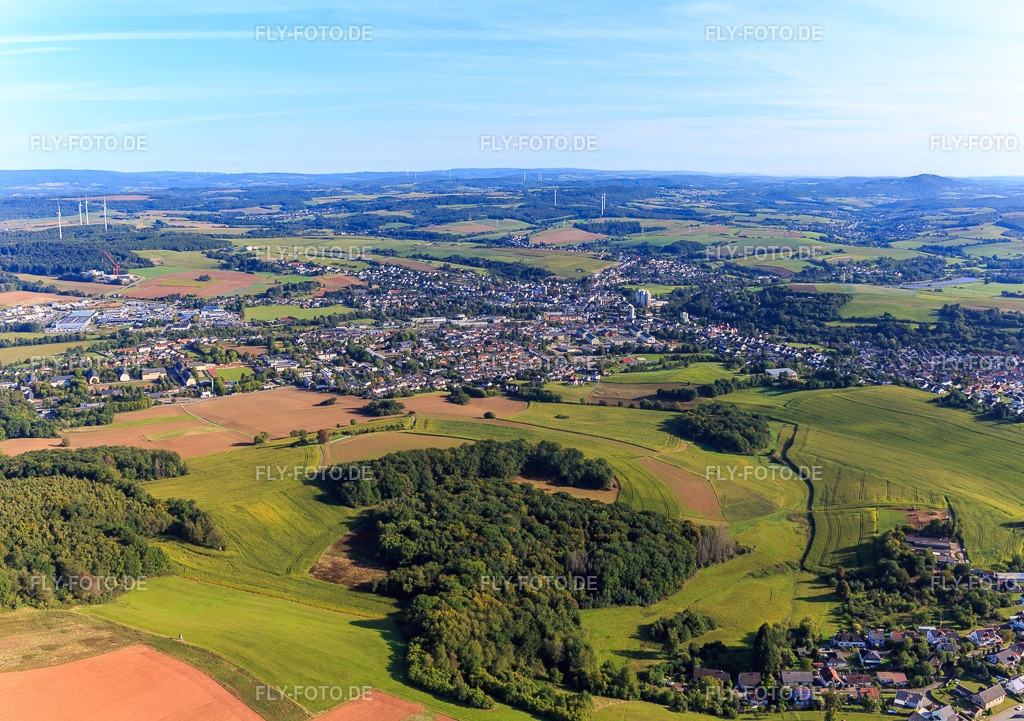 Ortsansicht von Südwesten | Luftbild: Ortsansicht von Südwesten in Lebach im Bundesland Saarland in Deutschland. Foto: IMG_149885-Pano.jpg vom 07.09.2025 durch Werner Riehm/FLY-FOTO.de - Realisiert mit Pictrs.com