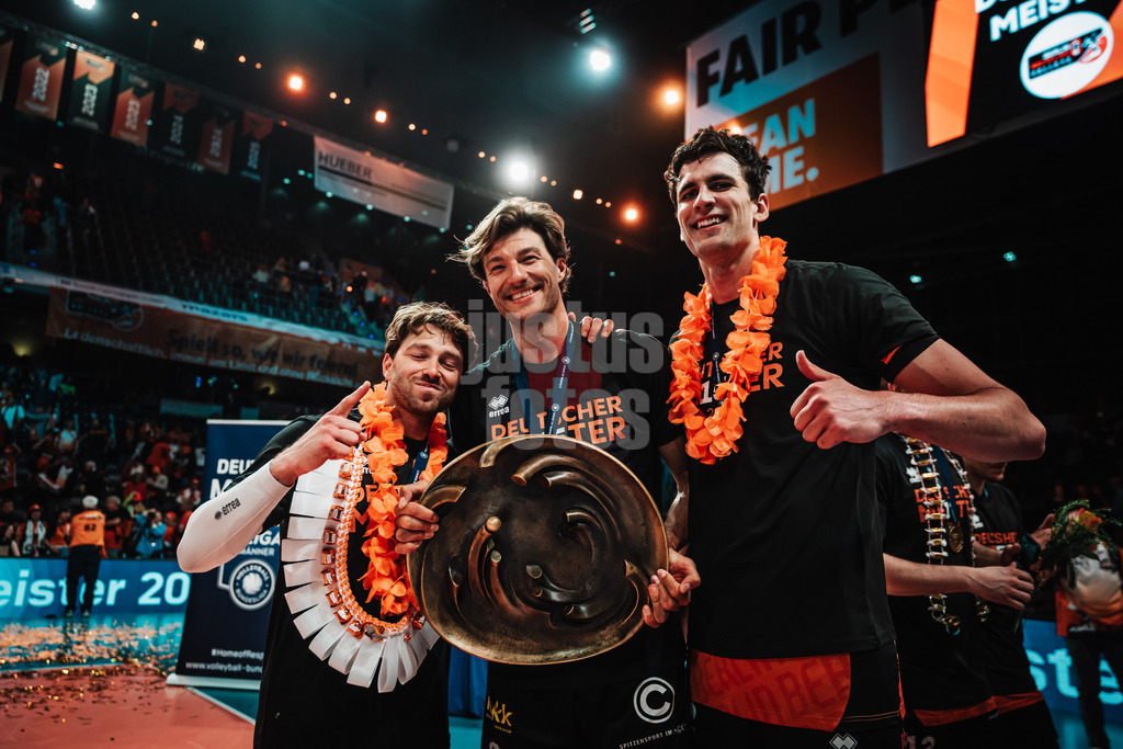 Volleyball | Herren | Saison 2024/2025 | 1. Volleyball Bundesliga Männer | Finale | BERLIN RECYCLING Volleys vs. SVG Lüneburg | 03.05.2025 | v.l. Kyle Dagostino (#24, Berlin Recycling Volleys) Matthew Lambert Knigge (#2, Berlin Recycling Volleys) und Jake Hanes (#22, Berlin Recycling Volleys) mit der Meisterschaftstrophäe