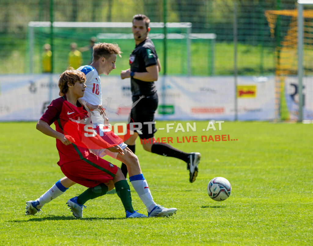 Portugal  U15 -Czech Republic U15 | RODRIGO MORA (Portugal #11) ADAM SOSNA (Czech Republic #10) EMANUEL KULTERER (Referee) ; Portugal  U15 -Czech Republic U15 am 29.04.2022 in Arnoldstein
(Sportplatz), AUSTRIA, (Photo by Ernst Krawagner sport-fan.at) - Realisiert mit Pictrs.com
