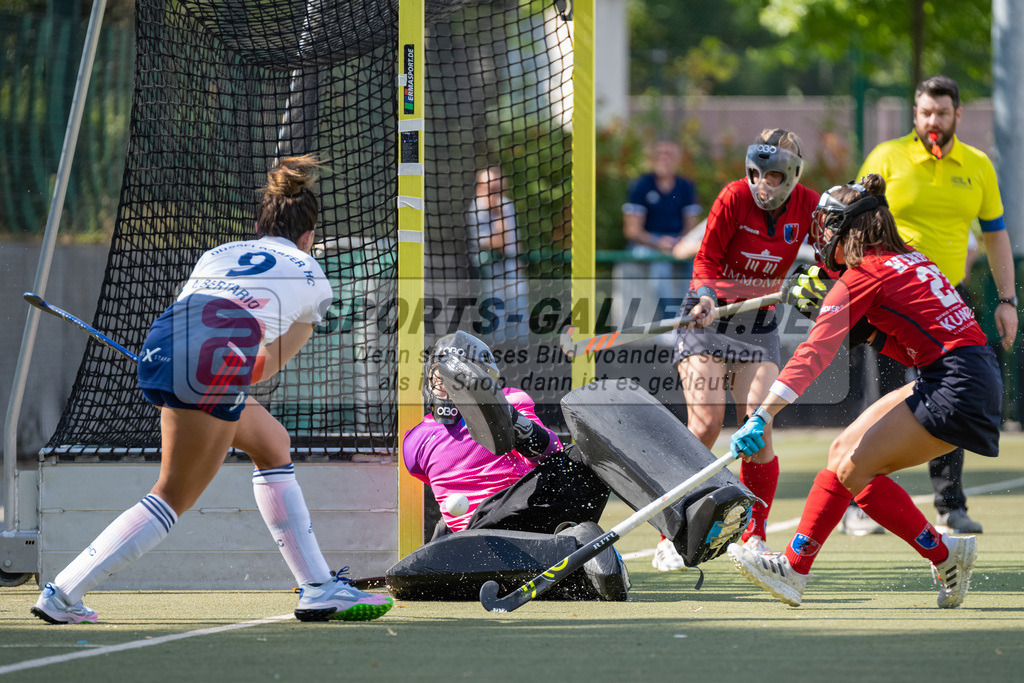 HK_20220903_109633 | 1. Bundesliga Damen Düsseldorfer HC - Berliner HC am 3.9.2022 DHC Düsseldorf, Düsseldorf , Agustina Albertarrio ( Düsseldorfer HC #9 ) ,Sophie Stiebitz Malin ( Berliner HC #23 )
