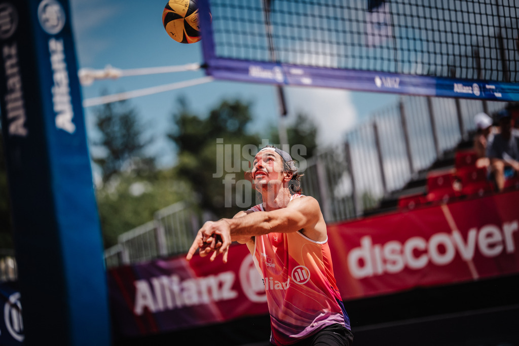 Beachvolleyball | Männer | Allianz German Beach Tour 2025 | Tourstop München | 10.07.2025 | Jannik Kühlborn beim Zuspiel