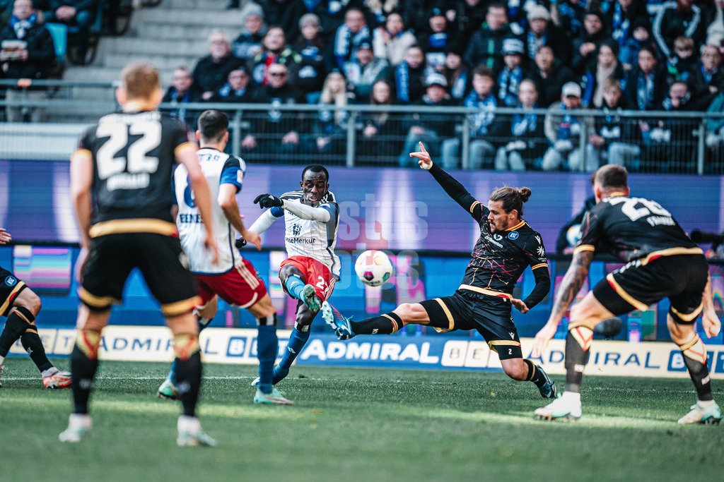 Fußball | Männer | Saison 2023/2024 | 2. Fußball-Bundesliga | 19. Spieltag | Hamburger SV vs. Karlsruher SC | 28.01.2024 | Jean-Luc Dompe (#27, HSV) schießt aufs Tor, Sebastian Jung (#2, Karlsruher SC) grätscht dazwischen