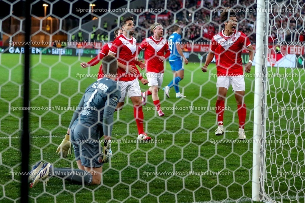RWE06042501084 | 2025.04.06, Fußball, 3.Liga, Rot-Weiss Essen - FC Hansa Rostock, Stadion Hafenstraße, Saison 2024 2025: Torjubel nach dem Tor zum 2:1 durch Torschütze Ahmet Arslan (RWE #6) DFB regulations prohibit any use of photographs as image sequences and or quasi-video.