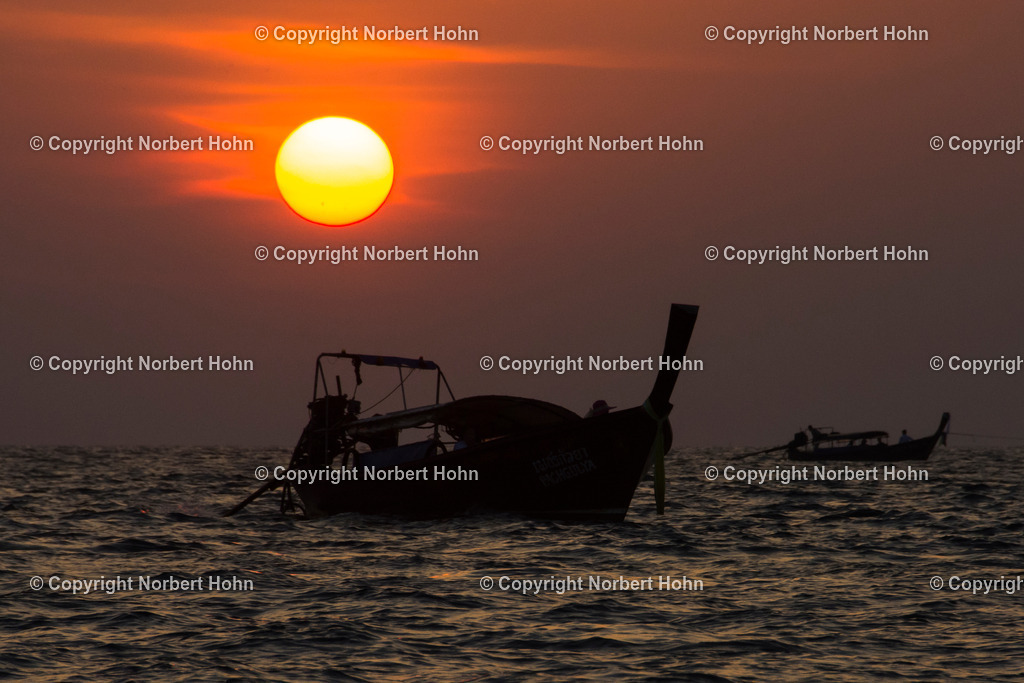 Reisefotografie - Asien - Thailand | Sonnenuntergang vor der Insel Koh-Phi-Phi in der Andamanensee. - Realisiert mit Pictrs.com