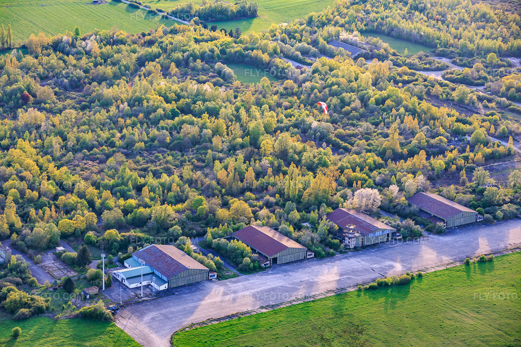 Aerial view: Paragliders over the hangars at the former military airfield Grostenquin in Bistroff in the state Moselle, France.Photo: IMG_154756.jpg taken on 04/17/2026 by Werner Riehm/FLY-FOTO.comResolution of the original: 6000 x 4000 px