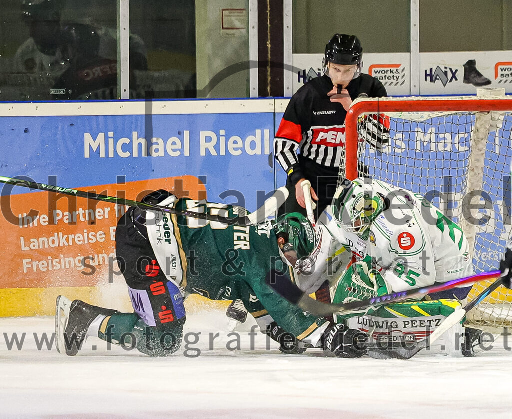 2026-01-02_067_TSV_Erding_gegen_Hoechstadt_Alligators | Erding, Deutschland, 02.01.2026:Eishockey, Oberliga Süd 2025 / 2026, 33. Spieltag, TSV Erding gegen Höchstadt Alligators, Endergebnis: 2:1Marc Schmidpeter (Erding Gladiators, #33), Torwart Luca Ganz (Höchstadt Alligators, #35)Foto: Christian Riedel / fotografie-riedel.net