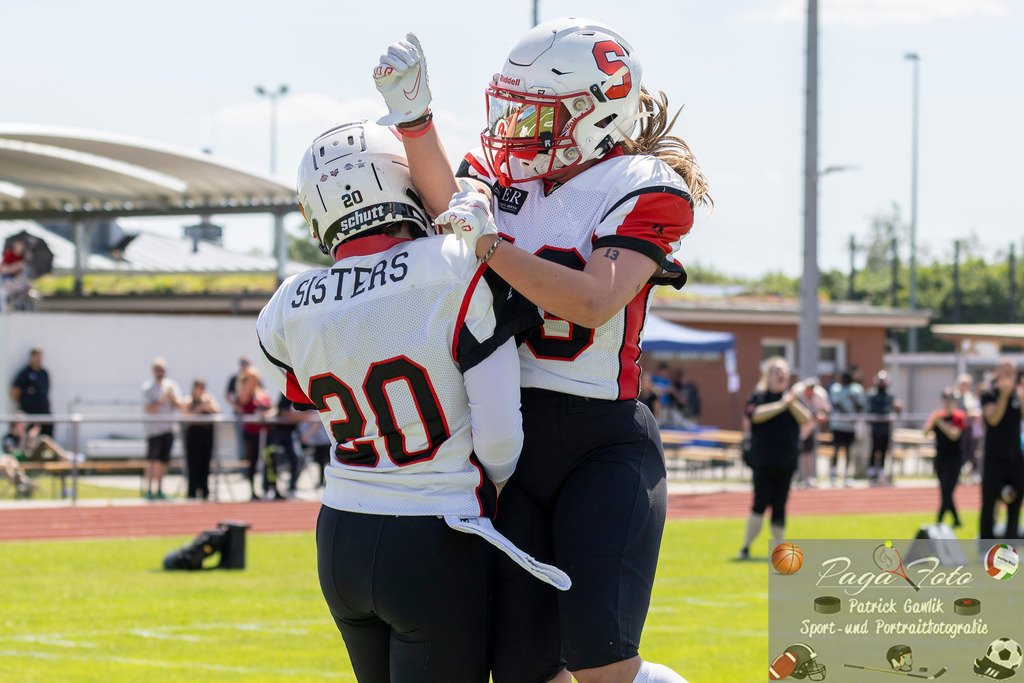 GFLW 1: German Football League Women 1: Rodgau Pioneers Ladies - Stuttgart Scorpions Sisters, 07.06.2026 | Dinah Laura Naegele (Stuttgart Scorpions Sisters #20) &amp; Franziska Schaller (Stuttgart Scorpions Sisters #89) bejubeln einen Tuchdown, Rodgau Pioneers Ladies - Stuttgart Scorpions Sisters, Rodgau, Maingau-Energie-Stadion "Am Weichsee", 7.6.2026 - Realisiert mit Pictrs.com