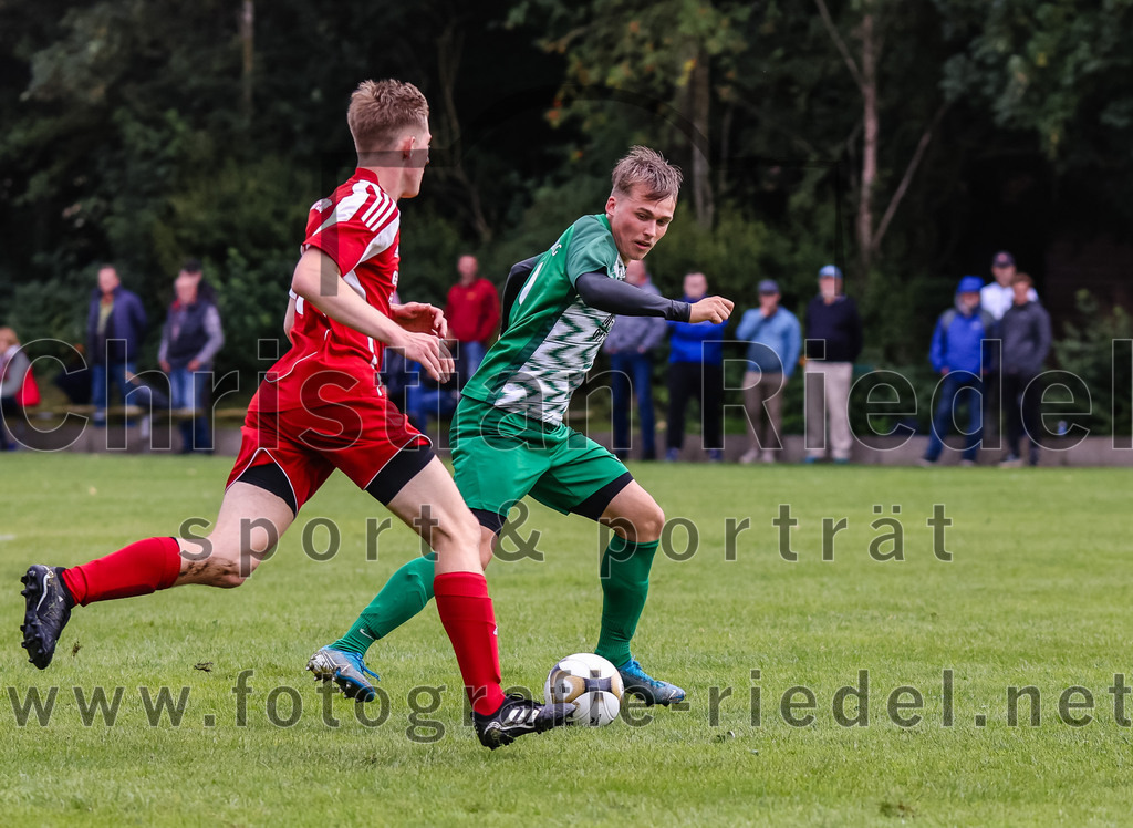 2023-08-06_040_SpVgg_Neuching_gegen_SG_Hoerlkofen-Woerth | Neuching, Deutschland, 06.08.2023:
Fußball, A-Klasse 2023 / 2024, 1. Spieltag, SpVgg Neuching gegen SG Hörlkofen/Wörth, Endergebnis: 0:0

Jakob Englhart (SG Hörlkofen/Wörth, #8), Til Koschewa (SpVgg Neuching, #9)

Foto: Christian Riedel / fotografie-riedel.net