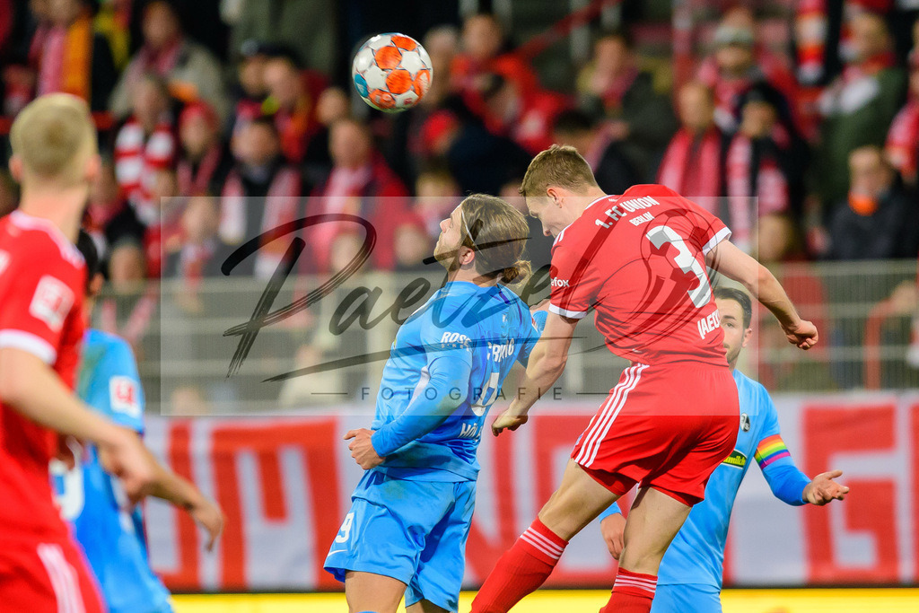 FCUFRE20211215_045 | Fussball, Herren: Lucas Hoeler (SC Freiburg) und Paul Jaeckel (1. FC Union Berlin) im Zweikampf bei dem Spiel der 1. Bundesliga zwischen 1. FC Union Berlin und SC Freiburg im Stadion An der Alten Foersterei am 15.12.2021 in Berlin, Deutschland.DFB / DFL REGULATIONS PROHIBIT ANY USE OF PHOTOGRAPHS AS IMAGE SEQUENCES AND/OR QUASI-VIDEO. - Realisiert mit Pictrs.com