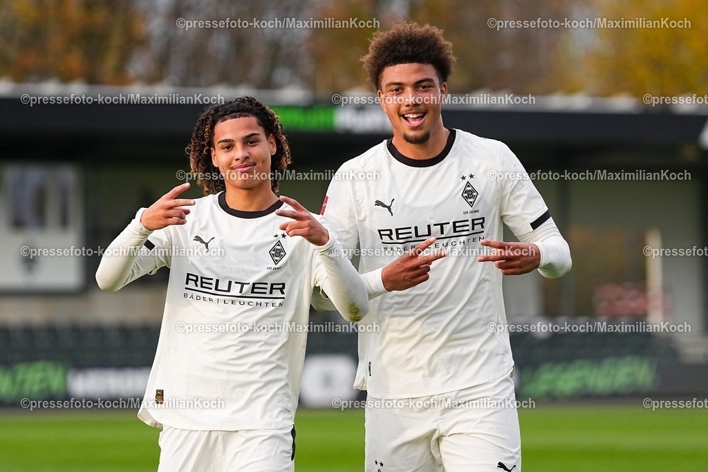xYDRx13112501056 | 13.11.2025, xydrx, Fußball, Testspiel, Borussia Mönchengladbach - NV Koninklijke Lierse SK, Fohlenplatz am Borussia-Park: Kilian Sauck (Borussia Mönchengladbach #35) Justin Adozi (Borussia Mönchengladbach #52)