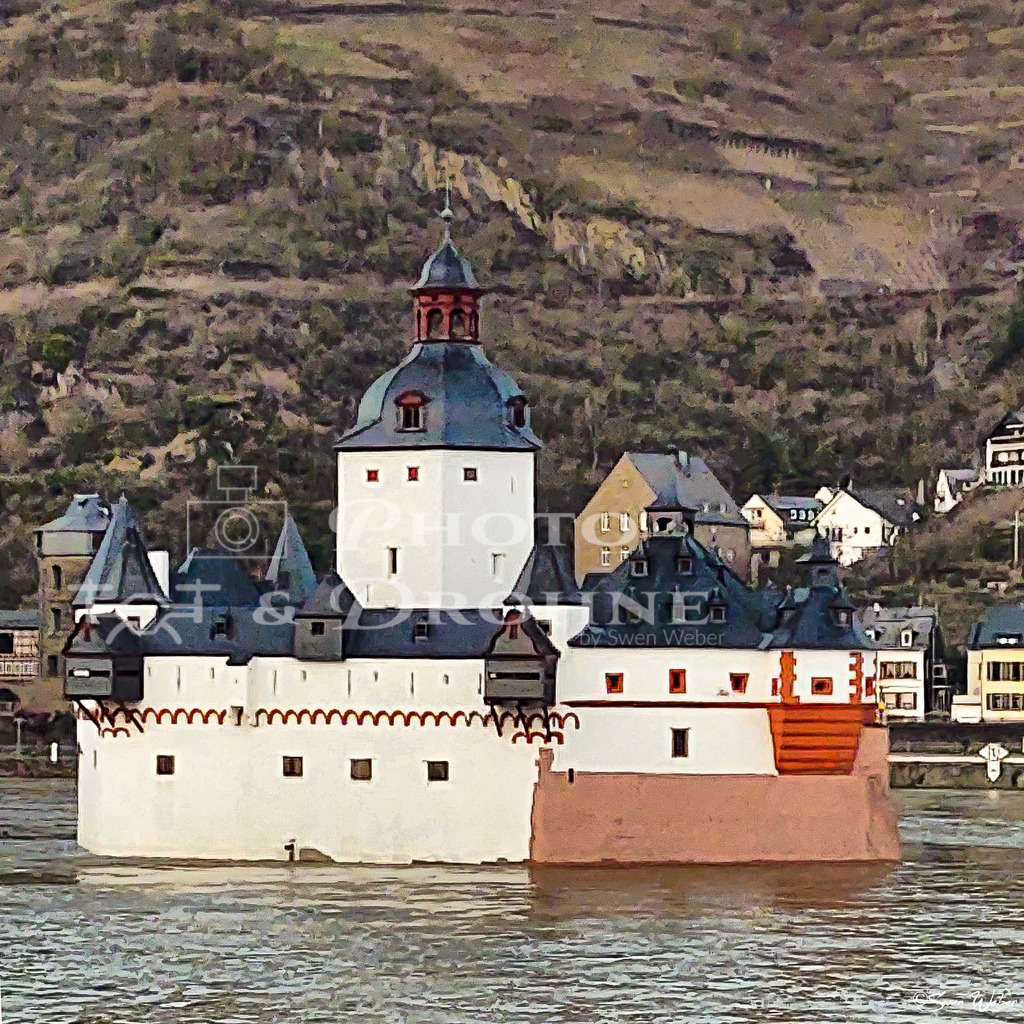 Pfalzgrafenstein- | Die Pfalzgrafenstein ist eine ehemalige Zollburg die n der Form eines Schiffes, auf einer Insel vor Kaub, erbaut worden ist. - Realisiert mit Pictrs.com