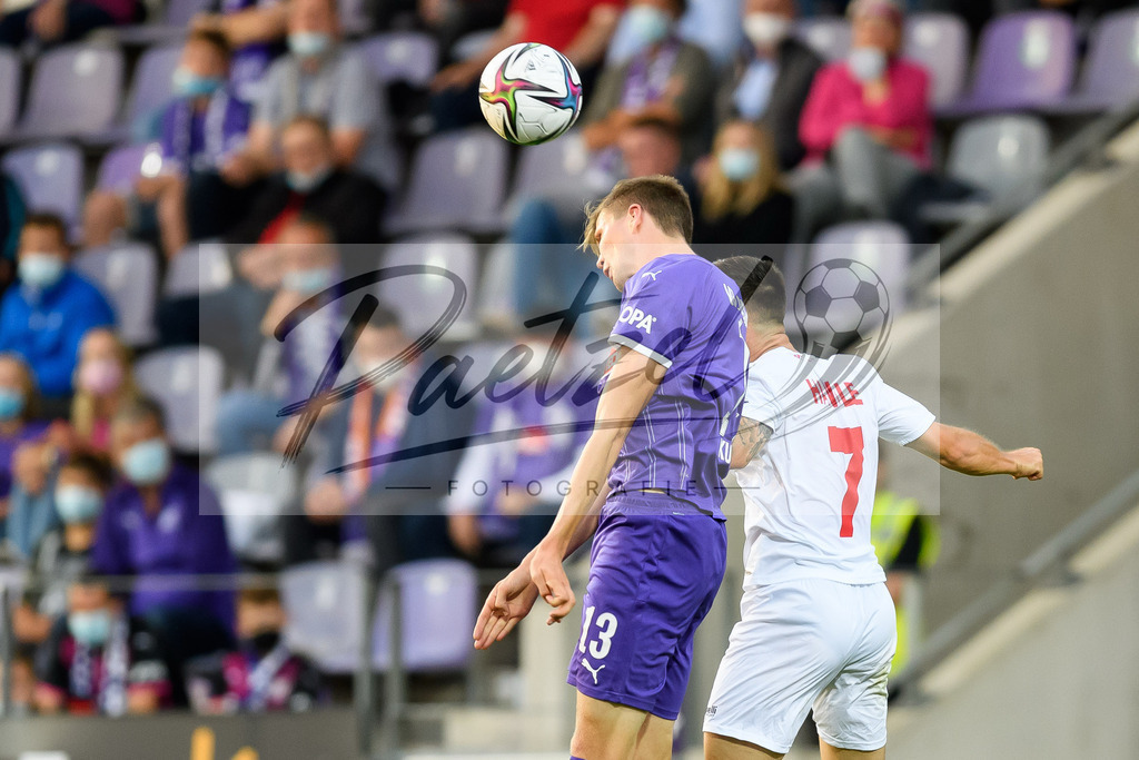 OSNVKO20210906_14 | Fussball, Herren: Lukas Kunze (VfL Osnabrueck) und Simon Handle (FC Viktoria Koeln) im Zweikampf beim Spiel der 3. Liga zwischen VfL Osnabrueck und FC Viktoria Koeln im Stadion an der Bremer Bruecke am 06.09.2021 in Osnabrueck, Deutschland.DFB / DFL REGULATIONS PROHIBIT ANY USE OF PHOTOGRAPHS AS IMAGE SEQUENCES AND/OR QUASI-VIDEO. - Realisiert mit Pictrs.com