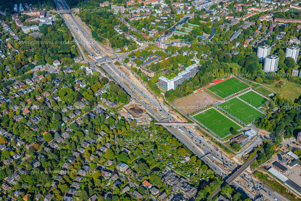 Hamburg_Bahrenfeld_A7_Baustelle_Deckelbau_ELS_3127200922 | HAMBURG 20.09.2022 Baustelle zum Neubau der Streckenführung im Verlauf des Autobahn- Tunnelbauwerk der BAB A7 " Hamburger Deckel " bzw. hier " Bahrenfelder Deckel " in Hamburg, Deutschland. Weiterführende Informationen bei: BUNG GmbH,  DEGES Deutsche Einheit Fernstraßenplanungs- und -bau GmbH,  Freie und Hansestadt Hamburg Behörde für Wirtschaft, Verkehr und Innovation,  Schüßler-Plan GmbH,  Tiedemann, Wenck & Brand Ingenieur- und Vermessungsbüro GmbH. // Construction site for the new route in the course of the motorway tunnel construction of the BAB A7 "Hamburger Deckel" or here "Bahrenfelder Deckel" in the district of Bahrenfeld in Hamburg, Germany. Further information at: BUNG GmbH,  DEGES Deutsche Einheit Fernstrassenplanungs- und -bau GmbH,  Freie und Hansestadt Hamburg Behoerde fuer Wirtschaft, Verkehr und Innovation,  Schuessler-Plan GmbH,  Tiedemann, Wenck & Brand Ingenieur- und Vermessungsbuero GmbH. Foto: Martin Elsen