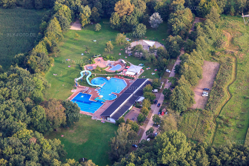 Luftbild: Waldschwimmbad am Abend in Kandel im Bundesland Rheinland-Pfalz in Deutschland. Foto: IMG_45005.jpg vom 03.09.2011 durch Werner Riehm/FLY-FOTO.de
