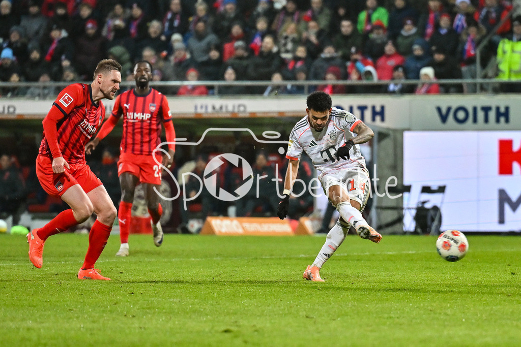 1. FC Heidenheim - FC Bayern München | HEIDENHEIM, GERMANY - 21. DECEMBER: im Bild ein Torschuss von Luis DIAZ (FC Bayern Munich 14) / während dem Bundesligamatch zwischen dem 1. FC Heidenheim und dem FC Bayern München am 15. Spieltag in der Voith-Arena / DFL REGULATIONS PROHIBIT ANY USE OF PHOTOGRAPHS AS IMAGE SEQUENCES AND/OR QUASI-VIDEO