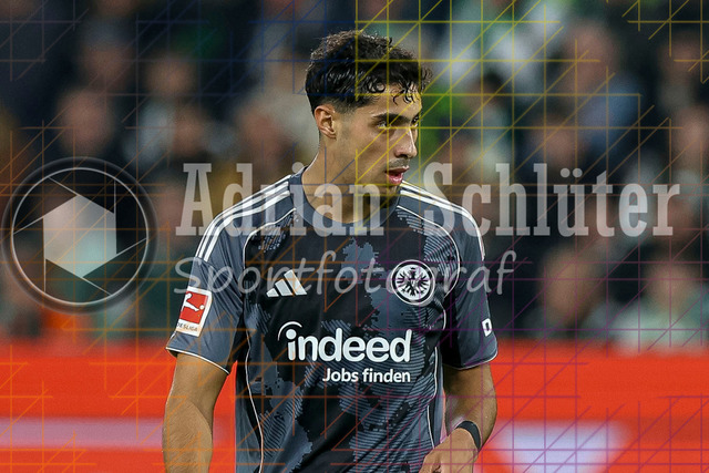 Borussia Mönchengladbach vs Eintracht Frankfurt - Bundesliga  | Mönchengladbach, Deutschland, 27.09.25:   Fares Chaibi (Eintracht Frankfurt) schaut waehrend des Spiels der Bundesliga zwischen Borussia Mönchengladbach vs Eintracht Frankfurt im Stadion im Borussia Park(Foto von Brauer-Fotoagentur / Adrian Schlueter)