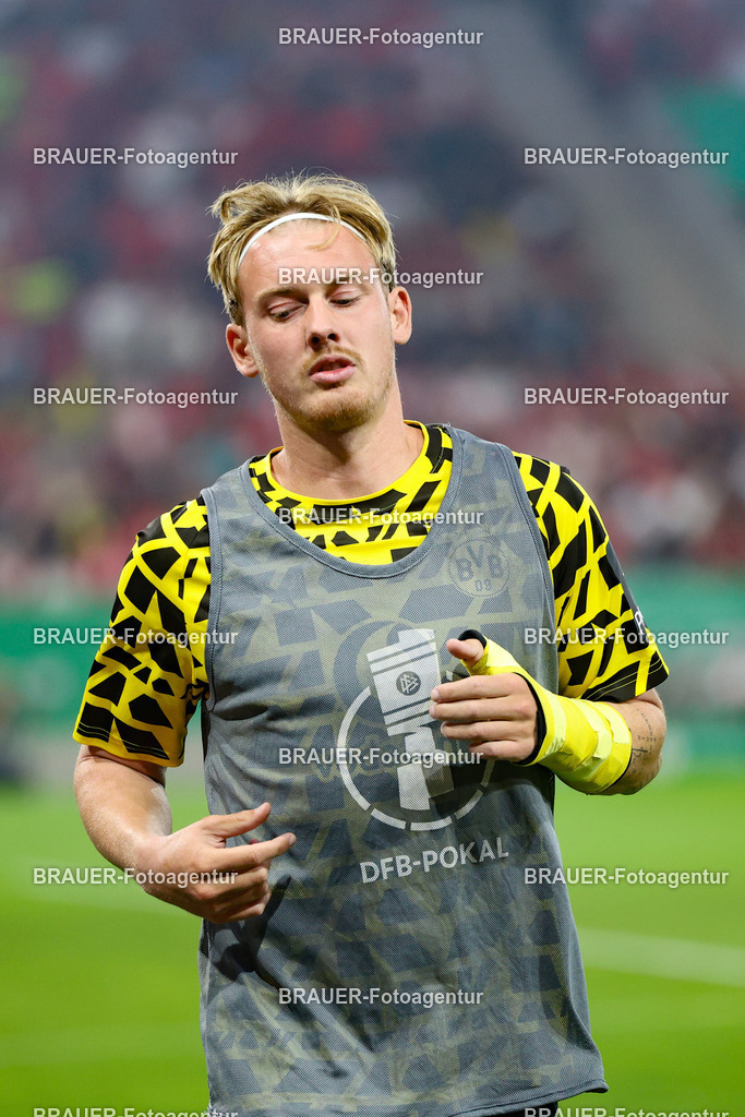 Rot-Weiss Essen - Borussia Dortmund | Essen, Deutschland, 18.08.2025Julian Brandt Borussia Dortmund beim Warmlaufenwährend des DFB Pokal Spiels zwischen Rot-Weiss Essen- Borussia Dortmund im Stadion an der Hafenstraße am 18.08.2025 in Essen. (Foto von Timo Bluhmki-Schmidt/Brauer Fotoagentur