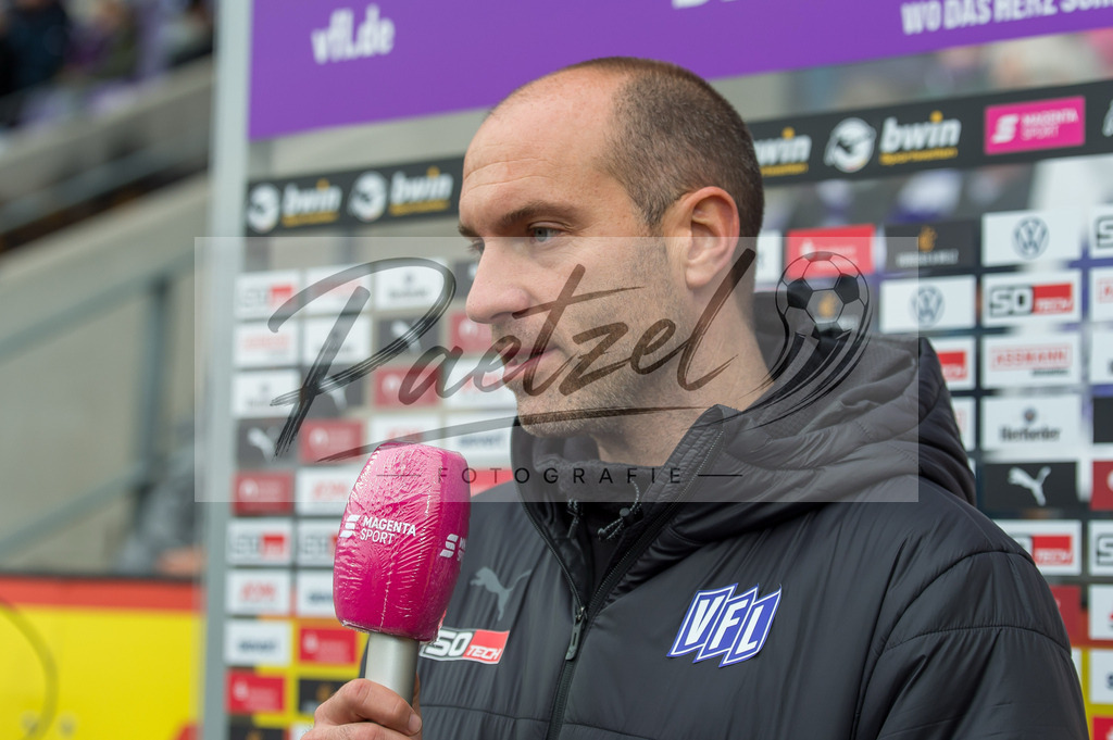 OSNTSV20211106_142 | Fussball, Herren: Trainer Daniel Scherning (VfL Osnabrueck) im Interview bei dem Spiel der 3. Liga zwischen VfL Osnabrueck und TSV 1860 Muenchen im Stadion an der Bremer Bruecke am 06.11.2021 in Osnanbrueck, Deutschland.DFB / DFL REGULATIONS PROHIBIT ANY USE OF PHOTOGRAPHS AS IMAGE SEQUENCES AND/OR QUASI-VIDEO. - Realisiert mit Pictrs.com