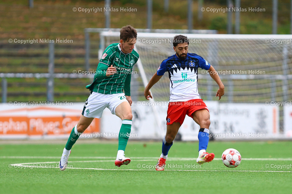 NH_HamburgerSVU21_SVWerderBremenU23_RegionalligaNord_11102025 | #10 Immanuel Pherai (Hamburger SV U21), #24 Dominik Kasper (SV Werder Bremen U23)Fußball I Herren I Regionalliga Nord I Saison 2025-2026  I 14. Spieltag I Hamburger SV U21 - SV Werder Bremen U23 I 11.10.2025 I Stadion Hoheluft