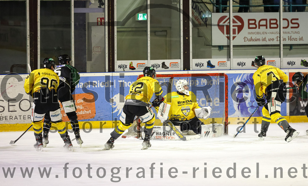 2023-02-10_065_TSV_Erding_gegen_ERSC_Amberg | Erding, Deutschland, 10.02.2023:
Eishockey, Bayernliga Meisterrunde Gruppe B 2022 / 2023, 3. Spieltag, TSV Erding gegen ERSC Amberg, Endergebnis: 6:3

Aron Schwarz (ERSC Amberg, #96), Sydney Andree Kübler (ERSC Amberg, #12), Torwart Timon Bätge (ERSC Amberg, #31), Richard Stütz (ERSC Amberg, #3)

Foto: Christian Riedel / fotografie-riedel.net
