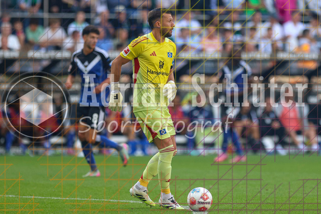 Borussia Mönchengladbach vs Hamburger SV - Bundesliga  | Mönchengladbach, Deutschland, 24.08.25:   Daniel Heuer Fernandes (Hamburger SV) in Aktion am Ball, Einzelaktion waehrend des Spiels der Bundesliga zwischen Borussia Mönchengladbach vs Hamburger SV im Stadion im Borussia Park(Foto von Brauer-Fotoagentur / Adrian Schlueter)