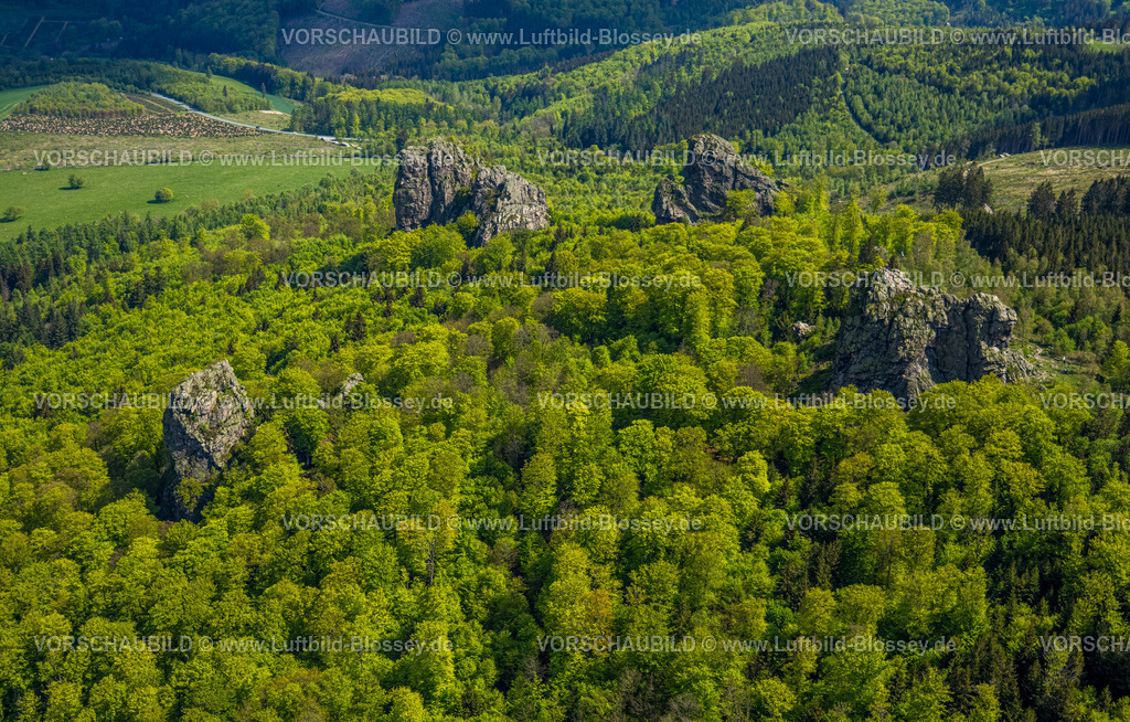 Olsberg240503783 | Luftbild, Bruchhauser Steine, Sehenswürdigkeit in waldiger Hügellandschaft, vier Felsen mit Namen Ravenstein, Goldstein, Bornstein und Feldstein mit Gipfelkreuz, Bruchhausen, Olsberg, Sauerland, Nordrhein-Westfalen, Deutschland