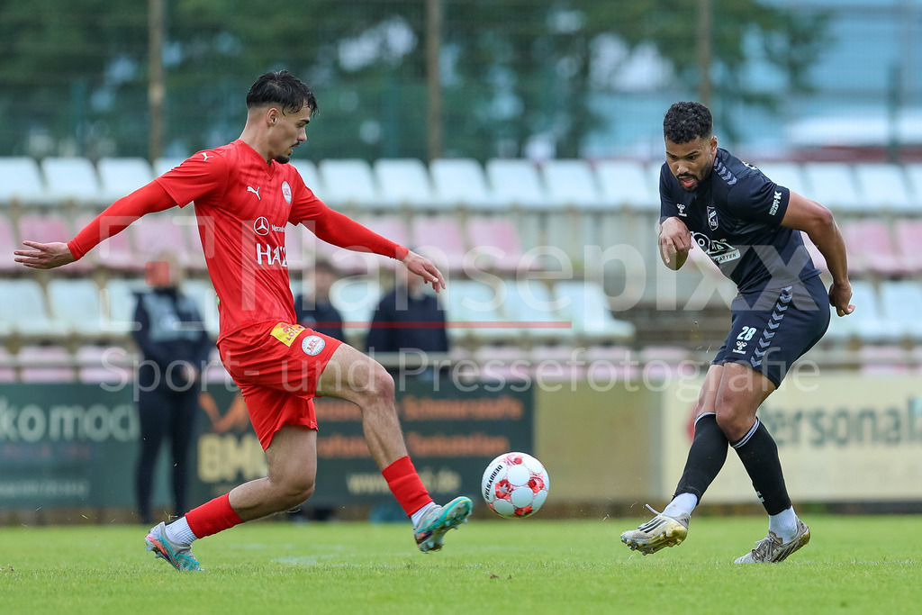 Fussball, Aufstiegsrunde Regionalliga Nord, 1. FC Germania Egestorf-Langreder - SV Todesfelde | v.li.: Erblin Thaqi (1. FC Germania Egestorf-Langreder, 15) und Benjamin Petrick (SV Todesfelde, 34) im Zweikampf, Duell, Dynamik, Aktion, Action, Spielszene