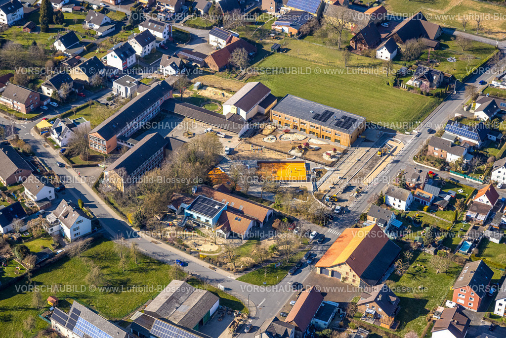 Werl250305895 | Luftbild, Marienschule Büderich Grundschule, Baustelle Familienzentrum Büderich Kita Kindergarten Erweiterung in Holzbauweise, neuer Bolzplatz, Ostbüderich, Werl, Soester Börde, Nordrhein-Westfalen, Deutschland
