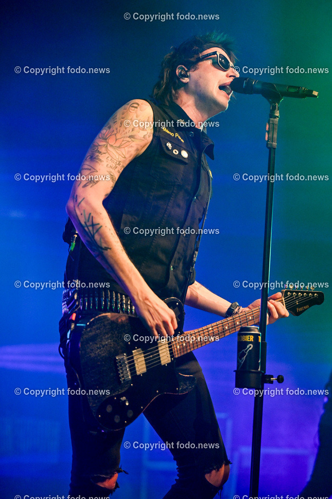 Posthof_ Turbobier_ Konzert_ 15.03.2024-78 | 15.03.2024, Linz, AUT, Posthof, Konzert Turbobier, im Bild Marco Pogo alias Dominik Wlazny (Saenger, Konzepter und Songwriter,  Gitarrist der oesterreichischen Punk-Rock-Band Turbobier, weiters Politiker der Bierpartei, Bezirksrat in Wien Simmering, Praesidentschaftskandidat, Arzt, Mediziner)