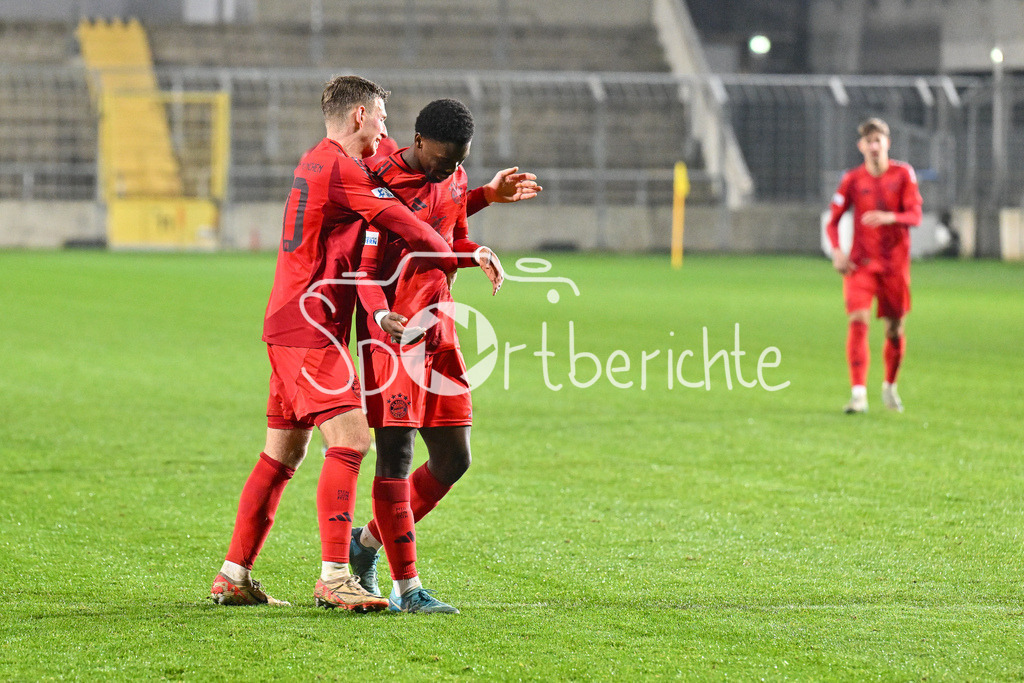 FC Bayern Amateure - SpVgg Greuther Fürth II | Jubel nach dem Treffer zum 4-0 druch Michael SCOTT (FC Bayern München II #19) / Freude / happy / Tor / torschuezte / Regionalliga Bayern: FC Bayern Muenchen II - SpVgg Greuther Fuerth II, Gruenwalder Stadion am am 29.10.2024