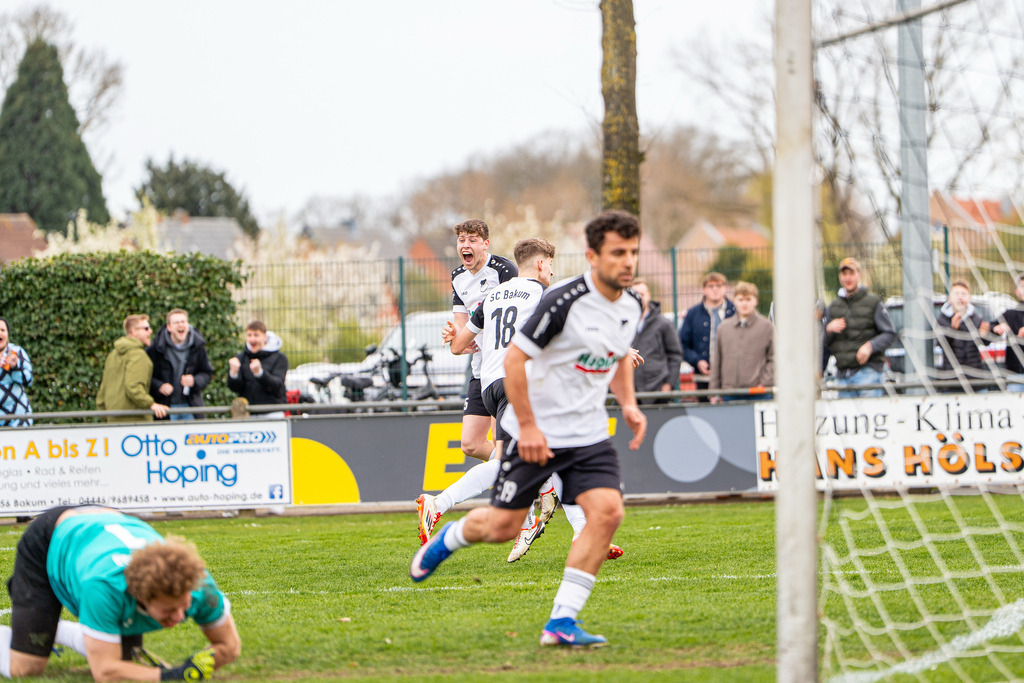 Fußball I Herren I Saison 2025-2026 I Kreisliga VEC I 22. Spieltag I SC SW Bakum - SV Falke Steinfeld I 23551 | jns.sportfotos - Realisiert mit Pictrs.com