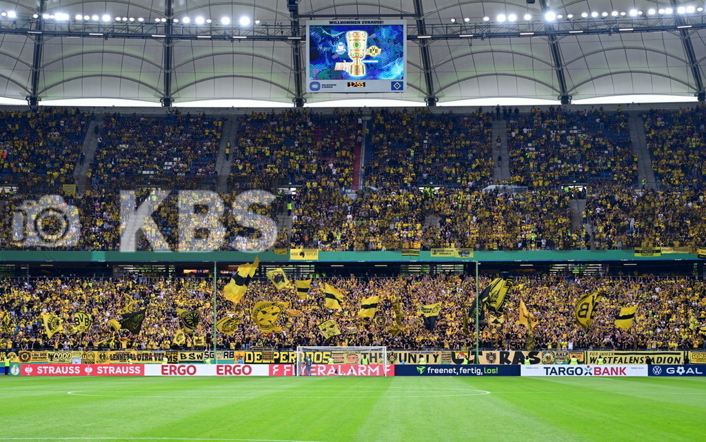 KBS Picture_PhoenixLuebeck-BorDortmund_023 | Borussia Dortmund Fans Die Gelbe Wand auf der Suedtribuene im Volksparkstadion ,Sportplatz :  Volksparkstadion, - Realisiert mit Pictrs.com