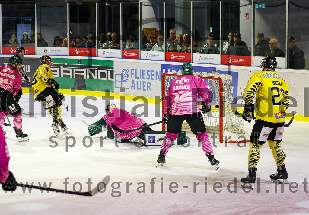 2025-10-10_072_TSV_Erding_gegen_onesto_Tigers_Bayreuth | Erding, Deutschland, 10.10.2025:Eishockey, Oberliga Süd 2025 / 2026, 7. Spieltag, TSV Erding gegen onesto Tigers Bayreuth, Endergebnis: 2:5Kyle Bollers (onesto Tigers Bayreuth, #88), Torwart Leon Meder (Erding Gladiators, #39), Thomas Brandl (Erding Gladiators, #12), Aiden Brown (onesto Tigers Bayreuth, #23)Foto: Christian Riedel / fotografie-riedel.net