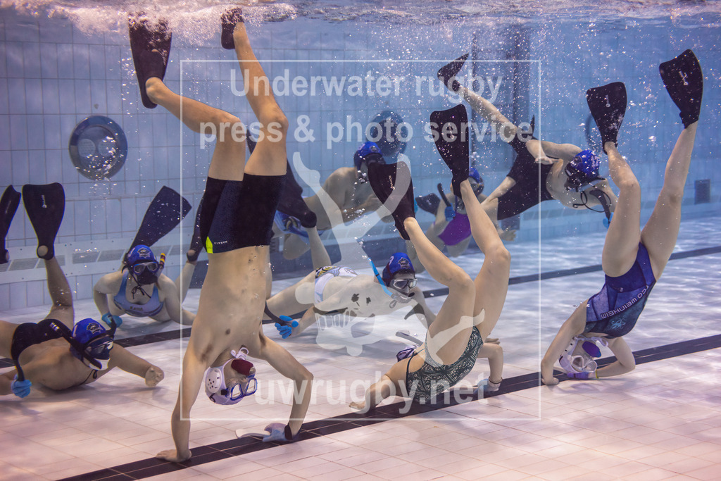 Unterwasser-Hockey: Rückrunde Liga 2023/2024 - Bild 20 | München Marlins 2 in blau gegen den TCO Weinheim 2 in weiß. Weinheim bringt sich zur Verteidigung eines Freistoßes in Formation. - Realisiert mit Pictrs.com