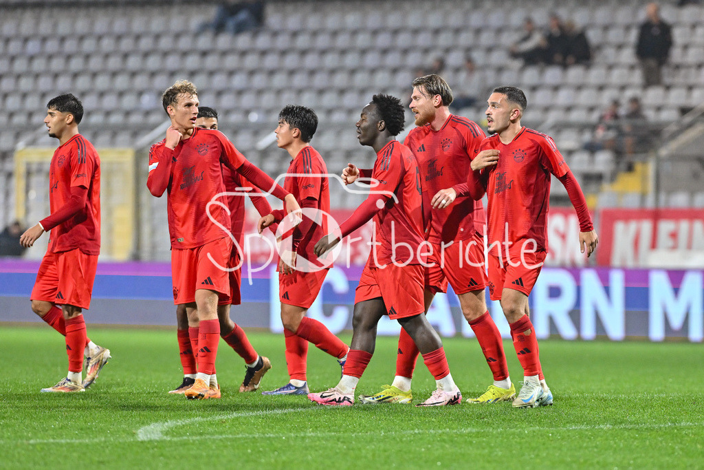 FC Bayern Amateure - FV Illertissen | Jubel der Hausherren nach dem Treffer zum 2-1 durch Arijon IBRAHIMOVIC (FC Bayern München II #10) / Freude / Happy / Tor / Torschuetze