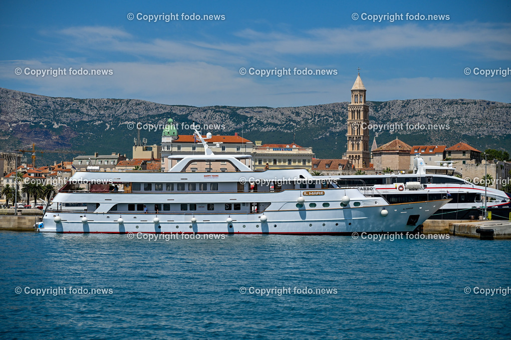 Kroatien_ Split_ 13.07.2025-13 | 13.07.2025, Kroatien, HRV, Split, Hafen, im Bild Trajekti, Jadrolinija, Faehre, Faehrhafen, Ferry Port, Schiff, Meer, Hafen, Tourismus, Ausflugsschiff Happy Tours, Stadt Split