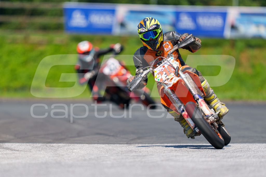 G-Cup + Supermoto Staatsmeisterschaft + Hungarian Supermoto Championship | GRIPcapture steht für authentische Sportfotografie in Österreich – für Momente, die mehr sind als Geschwindigkeit oder Ergebnis. Es geht um Emotion, Spannung, Fokus und den Augenblick, der oft nur einen Wimpernschlag dauert.Ob Motorsport, Teamsport oder 