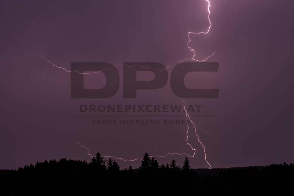 Blitze und Unwetter | Dramatische Gewitterstimmung mit Blitzen am Nachthimmel. Dunkle Wolken und intensive Lichtstimmungen zeigen die Kraft eines herannahenden Unwetters in eindrucksvoller Atmosphäre. - Realisiert mit Pictrs.com