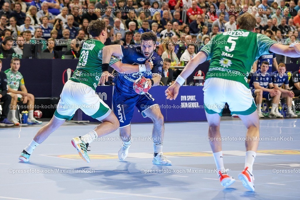 xSSCx18042601012 | 18.04.2026, xsscx, Handball, DHB-Pokal Lidl Final4, TBV Lemgo-Lippe - Füchse Berlin, Saison 2025 / 2026 Herren, Lanxess Arena: Lukas Herburger (Füchse Berlin #29) im Zweikampf gegen Tim Suton (TBV Lemgo Lippe #23) Photo: xSandraxScherningxPressefotoKochx
