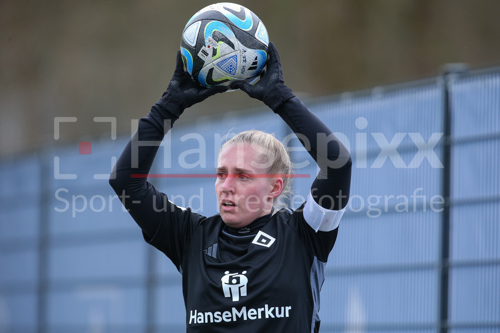 Fussball, Testspiel Frauen, Hamburger SV - Holstein Kiel | v.li.: Sarah Stöckmann (Hamburger SV, 22) beim Einwurf, Aktion, Action, Spielszene, Portrait, Nahaufnahme, Einzelfoto, Einzelbild