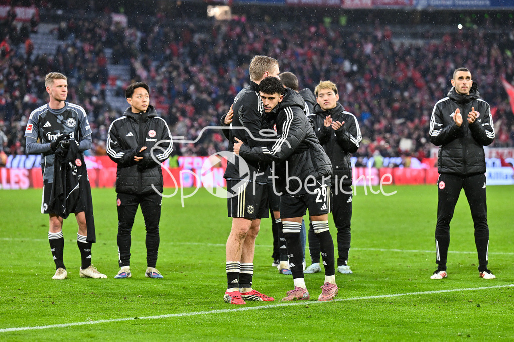 FC Bayern München - Eintracht Frankfurt | MUNICH, GERMANY - 21. FEBRUARY: die Spieler der Frankfurter bedanken sich bei den mitgereisten Fans in der Arena nach dem Bundesligamatch zwischen dem FC Bayern München und der SG Eintracht Frankfurt am 23. Spieltag in der Allianz Arena / DFL REGULATIONS PROHIBIT ANY USE OF PHOTOGRAPHS AS IMAGE SEQUENCES AND/OR QUASI-VIDEO / Jonathan BURKHARDT (Eintracht Frankfurt 9), Ayoube AMAIMOUNI-ECHGHOUYAB (Eintracht Frankfurt 29)