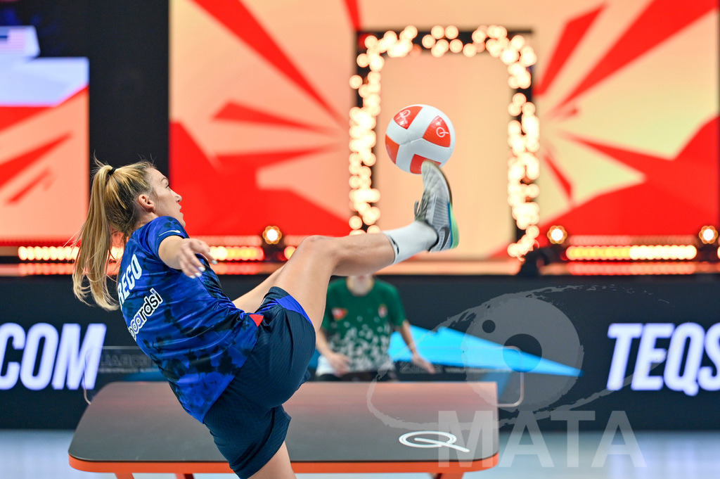_DWI5579 | Anna Iszak vs Carolyn Greco beim Frauen- Single  Ungarn vs. USA bei der Teqball Weltmeisterschaft 2022 in der Kia Metropole Arena. Nürnberg, 27.11.2022 - Realisiert mit Pictrs.com