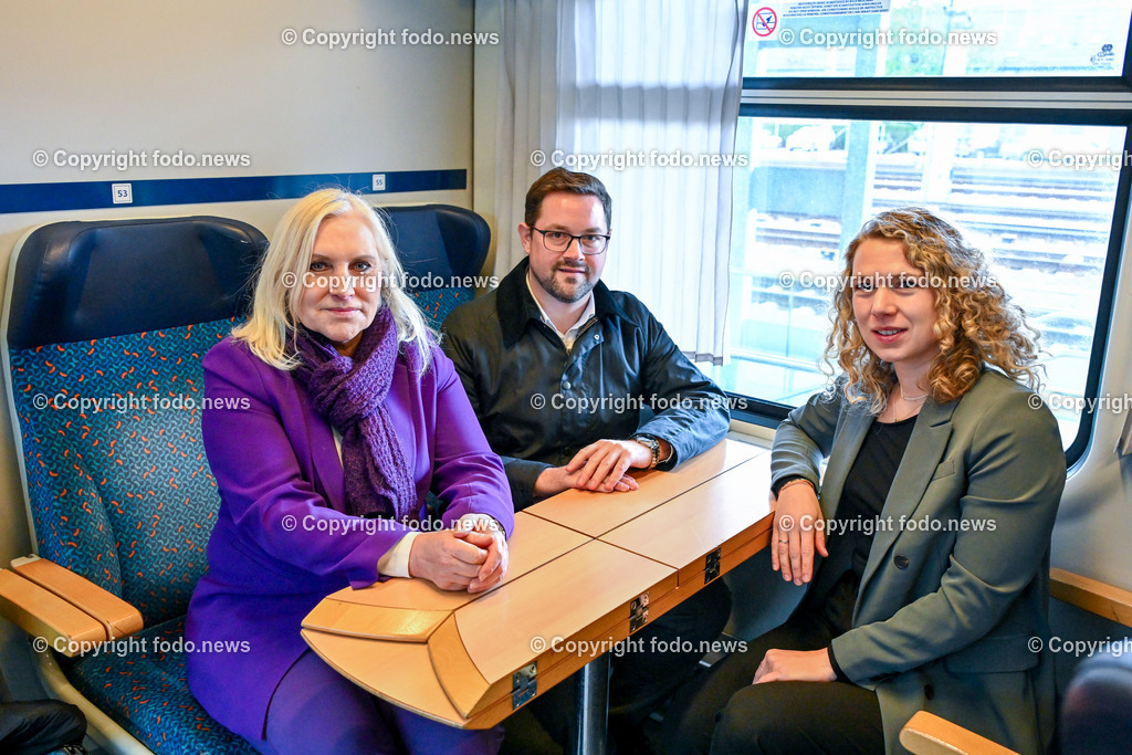 Pressegespraech OeVP OOE Summerauerbahn_ 25.04.2024-17 | 25.04.2024, HauptbahnhofLinz, AUT, Pressegespraech OeVP OOE Summerauerbahn, im Bild Angelika Winzig (VP, Spitzenkandidatin fuer die EU-Wahl), Florian Hiegelsberger (VP, Landesgeschaeftsfuehrer OoeVP), Johanna Jachs (VP, NAbg, Freistadt)