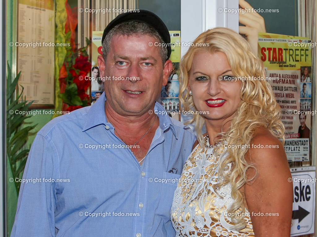Daniela Urich_ Schlagersaengerin_ Tiergnadenhof_ 18.06.2023-20 | 18.06.2023, Schwanenstadt, AUT, Daniela Urich, im Bild Daniela Urich (Schalgersaengerin, Coiffeur-Kosmetik, Hotelier, Betreiberin eines Tier Gnadenhof) mit Michel Hirte - REPRO