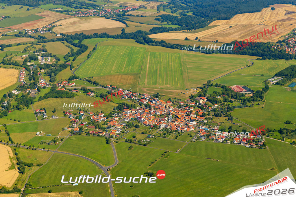 Übersichts Bild Oechsen - Die Luftaufnahme wurde 2025 vom UL-Flugzeug heraus erstellt ( keine Drohnenaufnahme ) - Hochauflösende Luftaufnahme - für Wandbilder und großformatige Ausdrucke geeignet. Das besondere Geschenk!Hier alle&nbsp;Infos zur Lizenzierung der LuftaufnahmeWir fliegen auch dieses Jahr wieder in Ihre Region um Luftbilder zu erstellen.- Luftbild anfragen