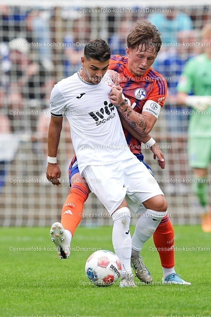 xYDR20072501021 | 20.07.2025, xydrx, Fußball, Rot Weiss Ahlen - FC Schalke 04, Testspiel, Wersestadion: Hakan Sezer (Rot Weiss Ahlen #10) im Zweikampf gegen Max Grueger (FC Schalke 04 #37)